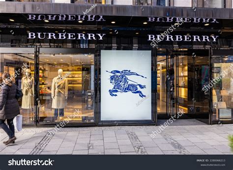 How Burberry Penetrated The Urban Clothing Market 